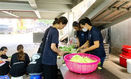 Trạm yêu thương số 12: Phát cơm từ thiện tại Bệnh viện Nhi